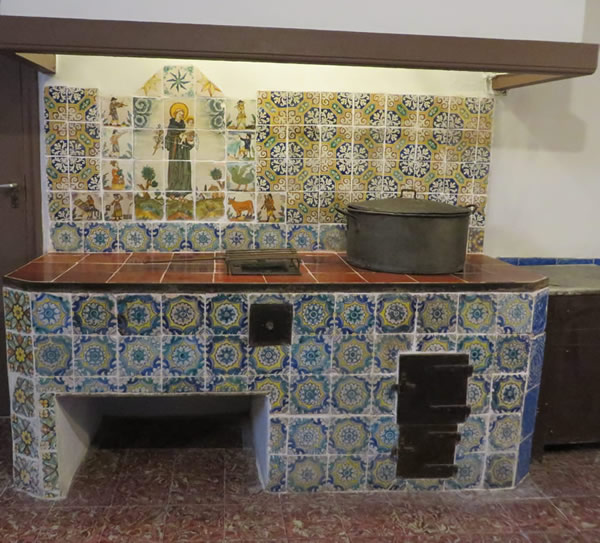 fotografia de la cuina antiga del Monestir de Pedralbes, Barcelona "Il.lustració"